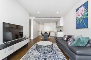 Apartamento design, 2 quartos | Sala de estar | TV de tela plana 42 polegadas com canais via satélite, TV