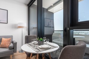 Standard-Apartment | Essbereich im Zimmer