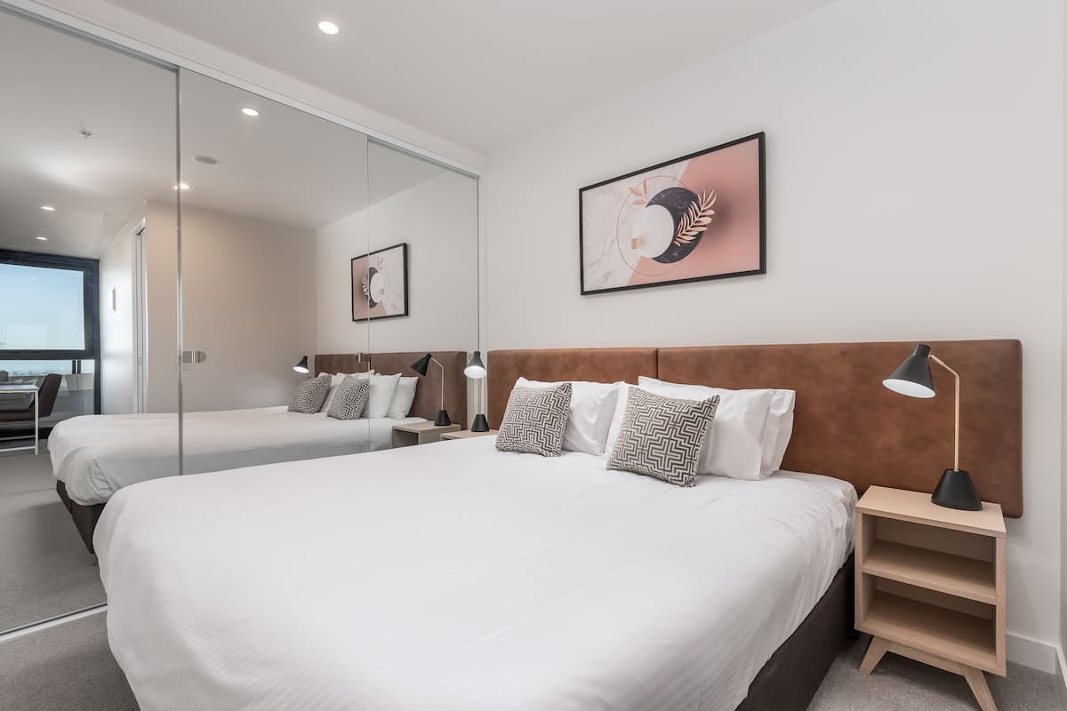 1 chambre, literie de qualité, lit avec matelas à plateau-coussin