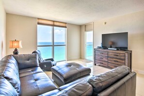 TV - Beachfront Condo w/ Pool Access in Hollywood! (Hollywood)
