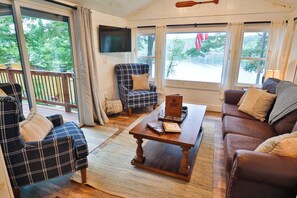 Téléviseur connecté, foyer, table de baby-foot