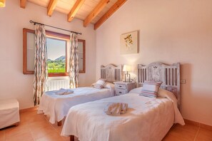 4 bedrooms, in-room safe, iron/ironing board, free WiFi - Villa Guillona for 8 people with pool (Alcúdia)