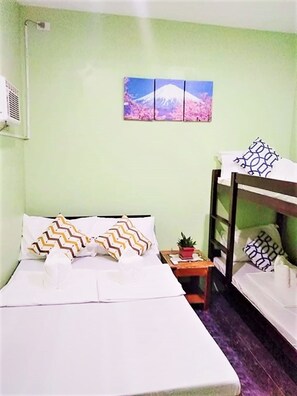 Kamar Quadruple Comfort | Wi-Fi gratis, didekorasi berbeda-beda, dan seprai linen