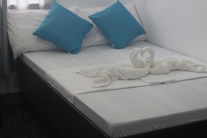 Comfort Room | Individually decorated, free WiFi, bed sheets - FilCan Hostel (Coron)