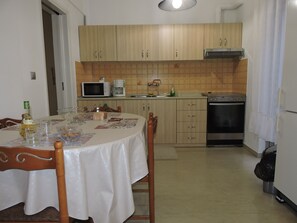 Een koelkast, een microgolfoven, een oven