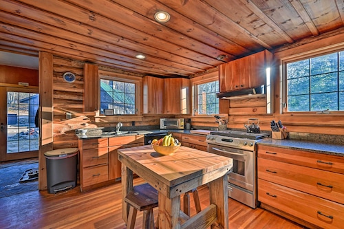 Log Cabin in Wilmington w/ New Hot Tub By Skiing!