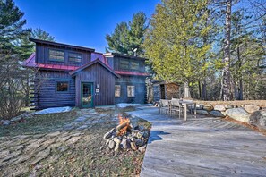 Outdoor dining - Log Cabin in Wilmington w/ New Hot Tub By Skiing! (Wilmington)