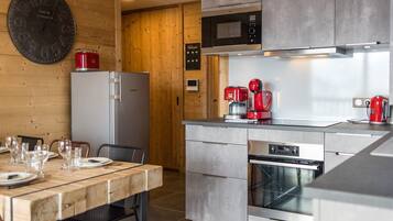 Fridge, oven, dishwasher, cookware/dishes/utensils