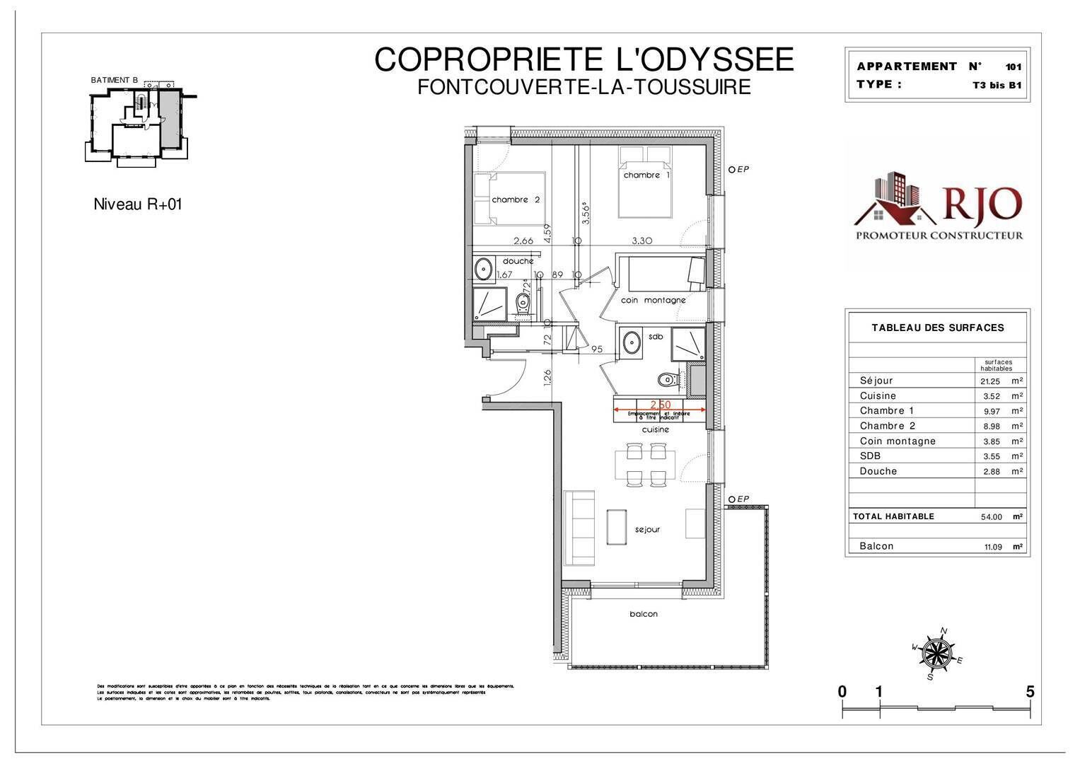 Plantegning af en lejlighed med balkon, med teksten 'Niveau R+01'.
