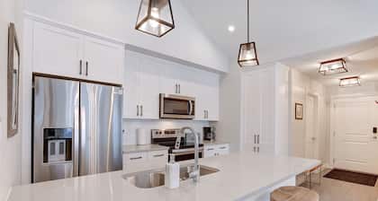 New 2Bd 2Bth , Ski/Ski Out Condo with Private Hot Tub!