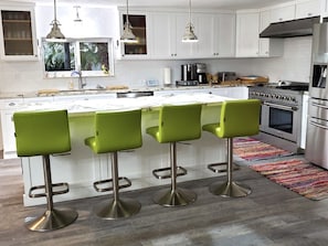 Réfrigérateur, four à micro-ondes, un four, surface de cuisson