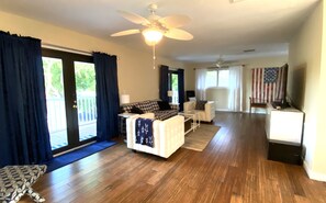 Smart TV, fireplace, books, offices - Big Family Home in Key Largo: Remote Workers’ Dream and Pet Friendly  (Key Largo)