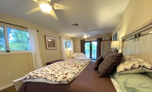 7 sovrum, värdeförvaringsskåp på rummet och skrivbord