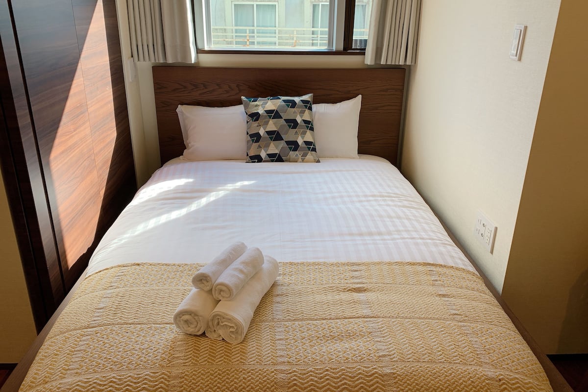 1 habitación, escritorio, tabla de planchar con plancha y wifi gratis