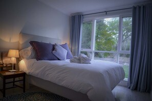 2 bedrooms, iron/ironing board, bed sheets