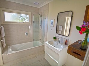 Combined shower/tub, hair dryer, towels, soap - Mrs Simpson Cottage in Norala Garden (Bright)