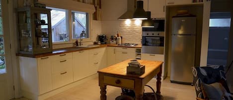 Réfrigérateur, four à micro-ondes, un four, surface de cuisson