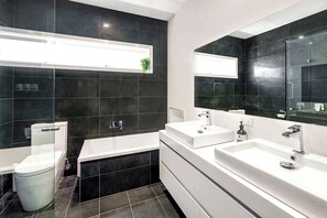 Ducha, secador de pelo y toallas