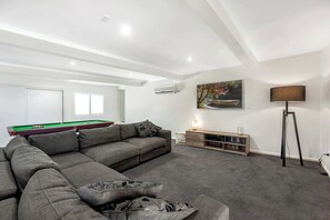 Télévision, jeux vidéo, livres, espaces bureaux