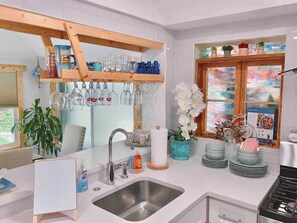 Jääkaappi, mikroaaltouuni, uuni, liesi