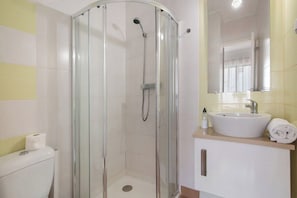 Ensemble baignoire-douche, séchoir à cheveux, serviettes fournies, savon