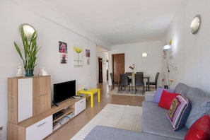 TV, DVD player, books - Modern and couzi, in quiet area, 2 Bed / bath, 10m from Olhos Agua e Falesia (Olhos Agua -Albufeira)