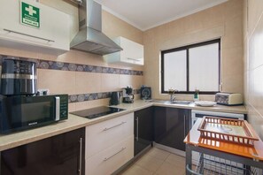 Fridge, microwave, oven, stovetop - Modern and couzi, in quiet area, 2 Bed / bath, 10m from Olhos Agua e Falesia (Olhos Agua -Albufeira)