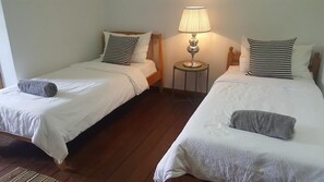 Blackout drapes, iron/ironing board, free WiFi, bed sheets - Preece's B & B (Taman Melawati)