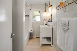 Ensemble douche/baignoire, sĂšche-cheveux, serviettes fournies, savon