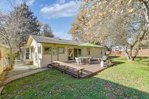 Outdoor dining - The Meadow - downtown Murphys (Murphys)
