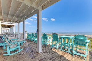 Terrace/patio - 'Sea Shell Chalet': Oceanfront Surfside Beach Gem (Surfside Beach)