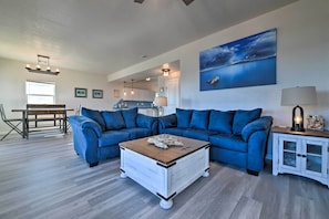 TV, books - 'Sea Shell Chalet': Oceanfront Surfside Beach Gem (Surfside Beach)