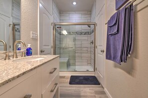 Free toiletries, hair dryer, towels - 'Sea Shell Chalet': Oceanfront Surfside Beach Gem (Surfside Beach)