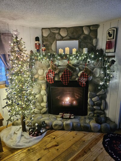 Cozy cabin on the bank of Bear Creek with a hot tub to relax in!
