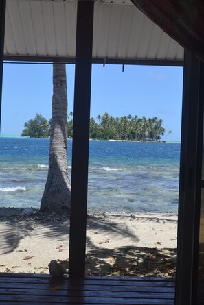 Bungalow, ved strandkanten | Utsikt mot strand/hav