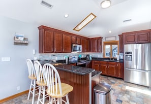 Kjøleskap, mikrobølgeovn, ovn og kokeplater