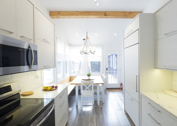 Fridge, microwave, oven, stovetop - Luxury getaway in PA closet to Shawnee and Best Snow Tubing (Bushkill)