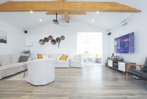 Smart TV, fireplace, ping pong, books
