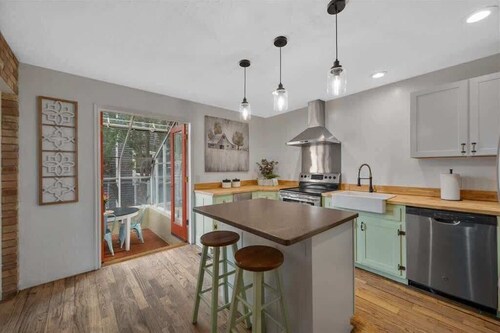 Unique Home Perfect for Gathering. Pets welcome!