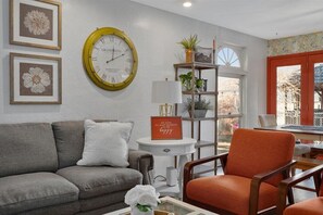 Smart TV, fireplace, table football, computer monitors - Unique Home Perfect for Gathering. Pets welcome! (Orem)