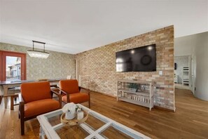 Smart TV, lareira, pebolim, monitores de computador