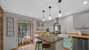 Coffee/tea maker, fridge, microwave, oven - Unique Home Perfect for Gathering. Pets welcome! (Orem)