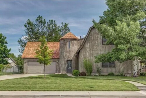 Unique Home Perfect for Gathering. Pets welcome!
