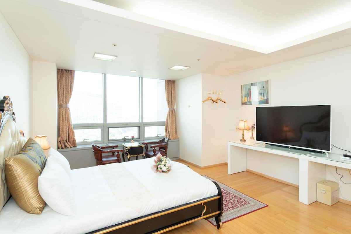 room (special) | living room | flat-screen tv, heated floors