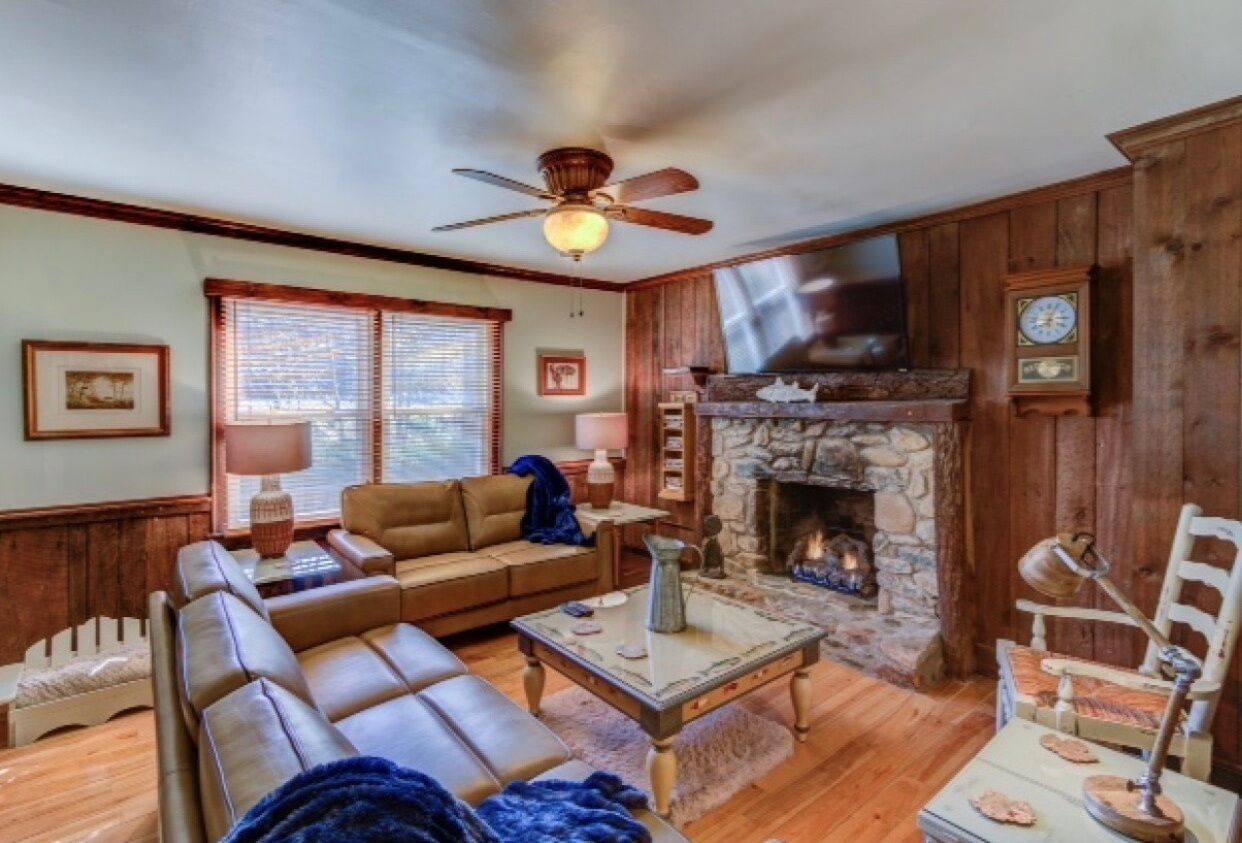 Smart TV, chimenea, reproductor de DVD y futbolito 