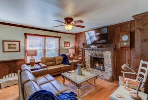 Smart-TV, peis, DVD-spiller og fotballspill