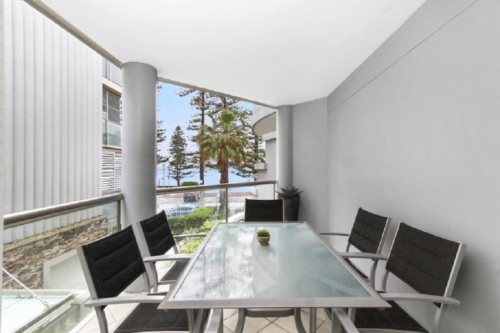 BEACHSIDE BEAUTY IN MANLY - APT 5