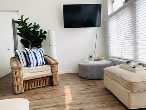 Gorgeous furniture, large smart TV with Netflix , You Tube ,Sling - FAMILY OCEAN VIEW APARTMENT MISSION BEACH SURFBOARD PARKING W/ AC - SLEEPS 5 (San Diego)