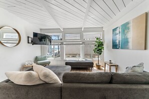 Great natural light! - FAMILY OCEAN VIEW APARTMENT MISSION BEACH SURFBOARD PARKING W/ AC - SLEEPS 5 (San Diego)