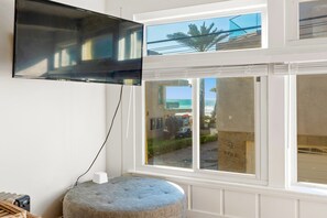 Smart TV with Netflix You Tube and Sling - FAMILY OCEAN VIEW APARTMENT MISSION BEACH SURFBOARD PARKING W/ AC - SLEEPS 5 (San Diego)